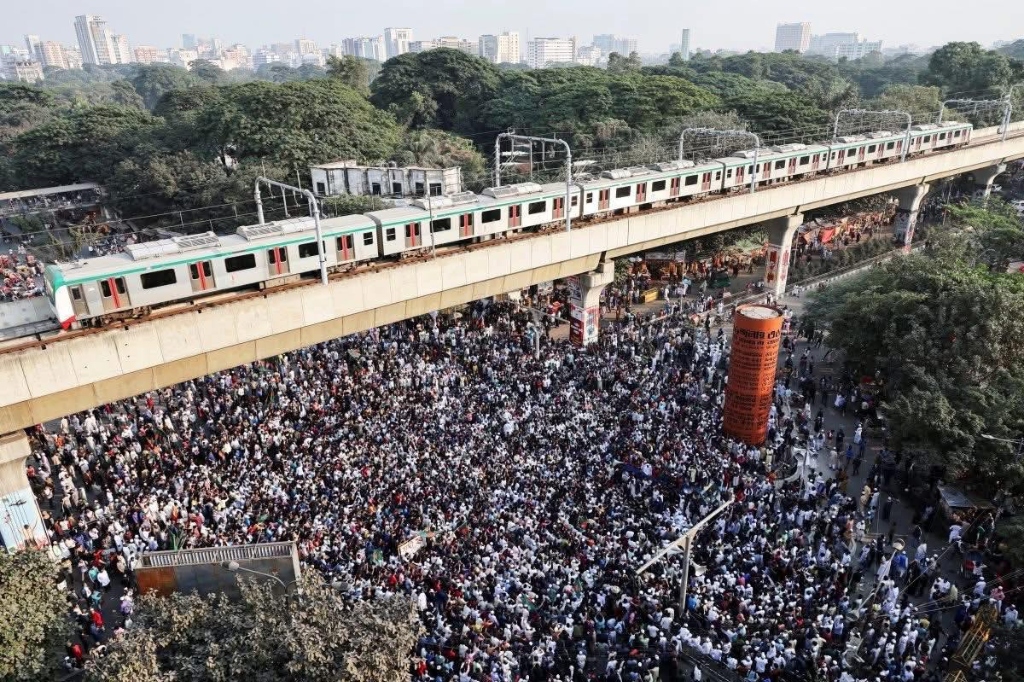 Crowd Under Metro